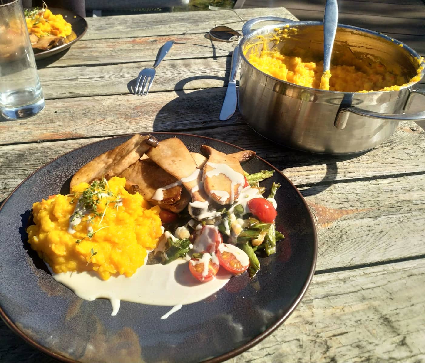 The wonderful sunny weather finally allows to work & eat outside again. A really nice start into spring and the luxury of our home makes it a lot easier for us then for many other to #stayAtHome

Todays quick, but delicious #vegan lunch