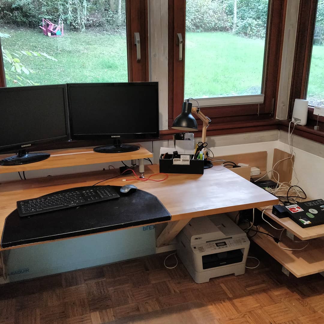 Keeping my #desk in a working state while re-building it entirely. #doItYourSelf