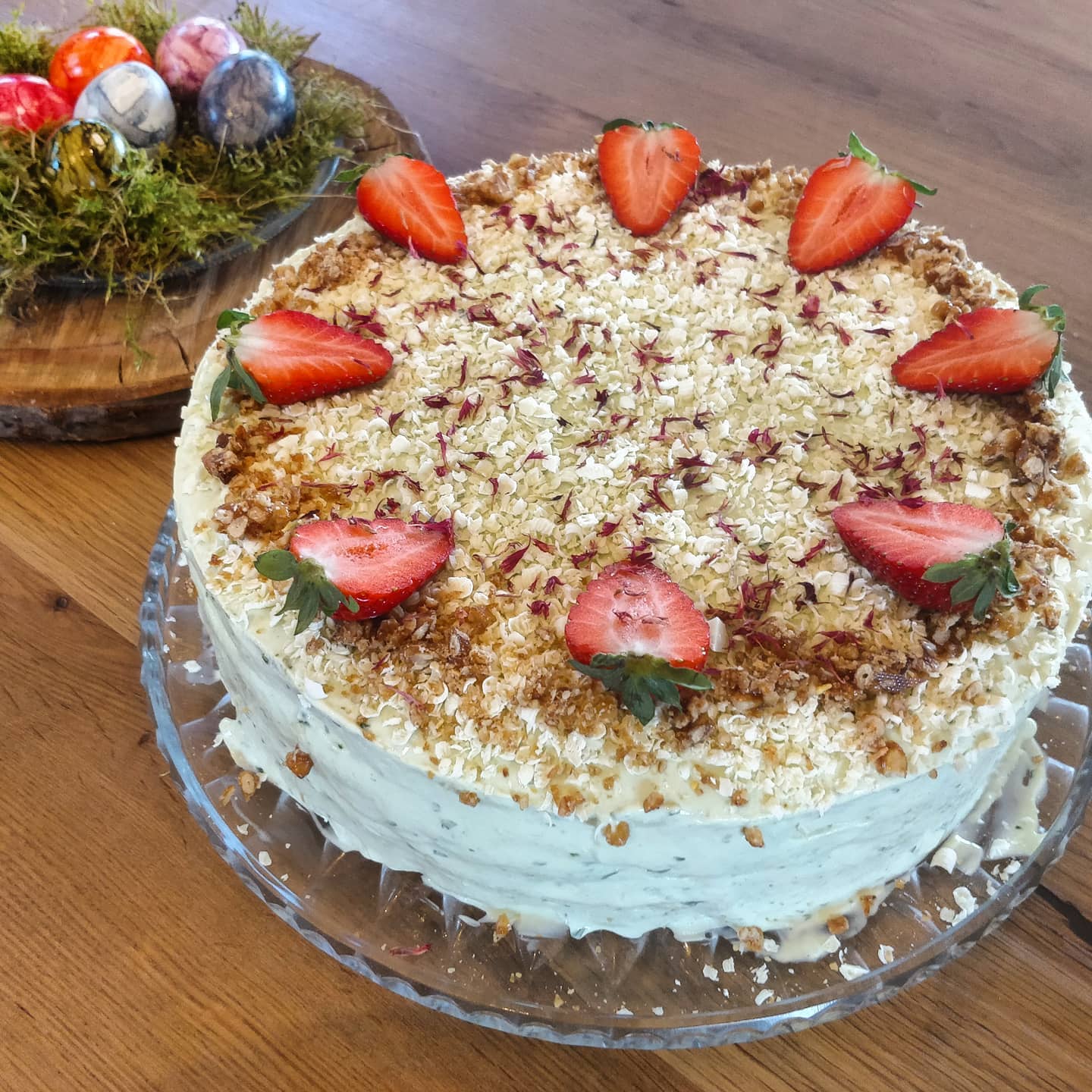 Birthday cake for my mother - we left half of it at her doorstep to celebrate at least a little bit together.

Basil-cream-cheese frosting, vanilla biscuit with hugo and obviously variants from strawberries - creative baking together with @nord_binchen